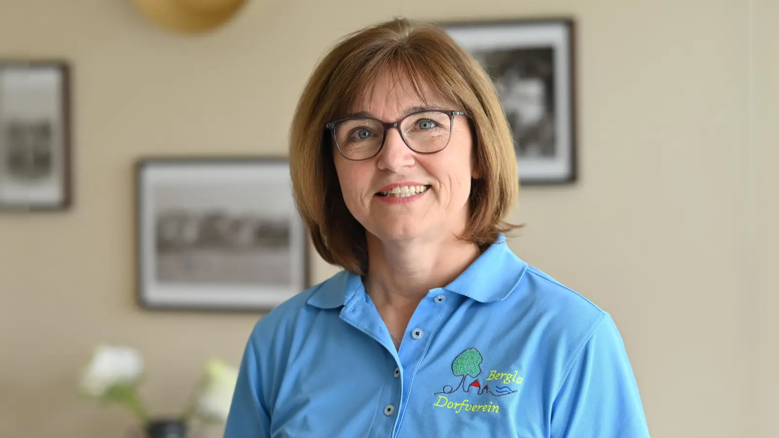 Petra Loscher leitet den Dorfverein in Bergtheim. Fast alle der 125 Einwohner sind dabei. Ihr Treffpunkt ist in der Melberei, einem neuen Haus mit altem Namen.  (Foto: Manfred Blendinger)