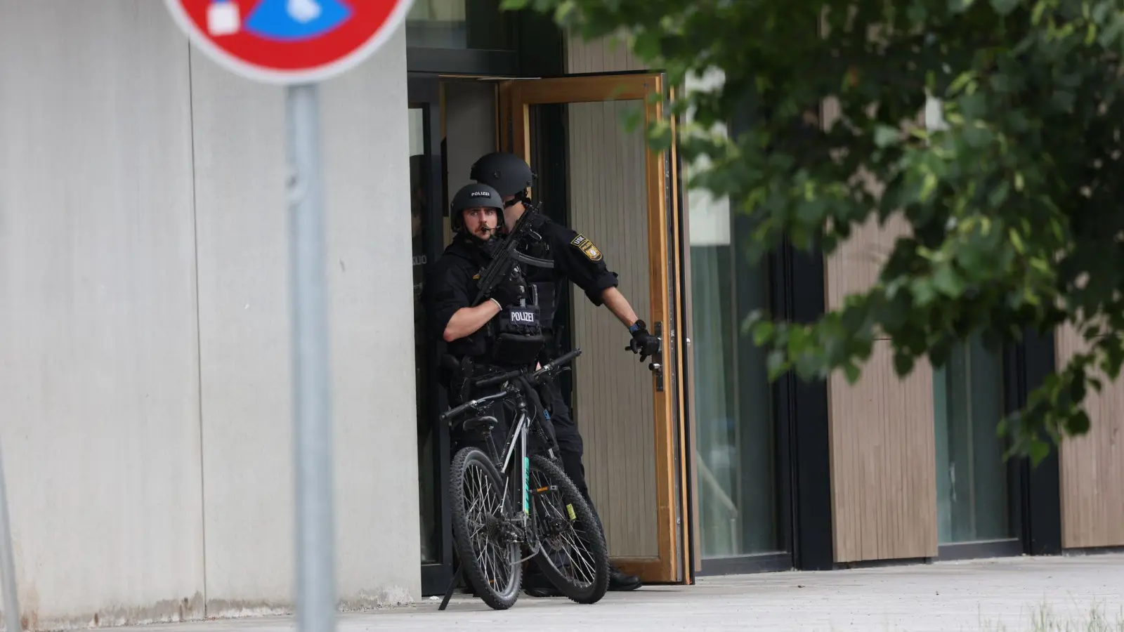 Spezialkräfte der Polizei am Gymnasium in Schongau. (Foto: Karl-Josef Hildenbrand/dpa)