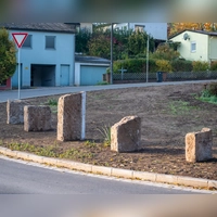Diese fünf Steine waren den Arbeiten an der Bahnhofstraße gefunden wurden. Sie hatten früher einmal einen alten Kanal abgedeckt. (Foto: Mirko Fryska)