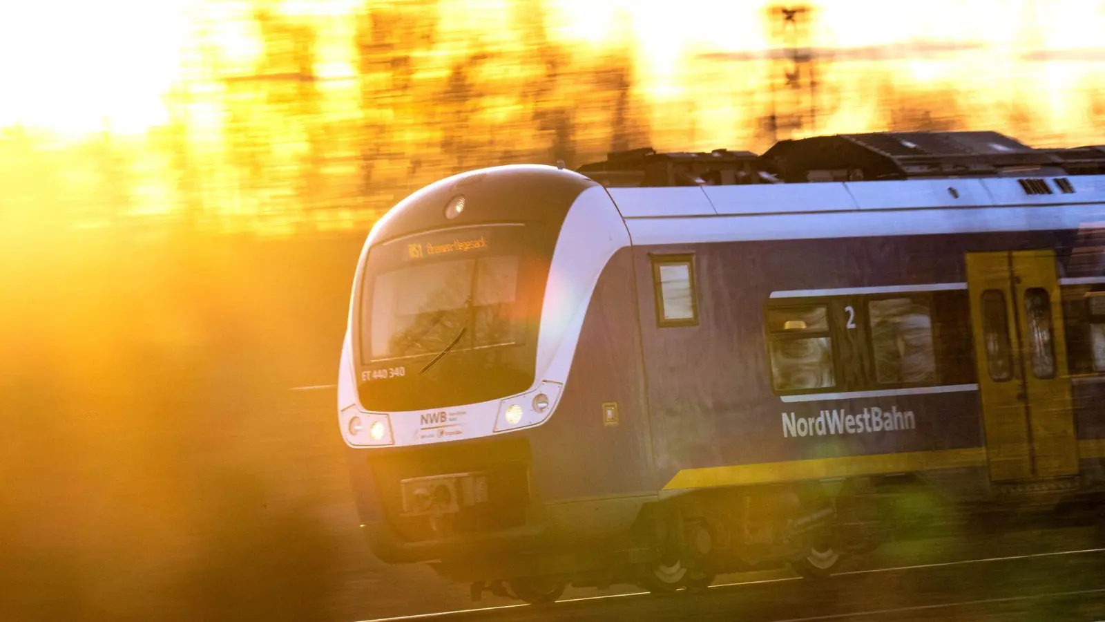 Fällt an heißen Tagen die Klimaanlage im Zug aus, sollte umgehend das Zugpersonal kontaktiert werden. (Foto: Sina Schuldt/dpa/dpa-tmn)