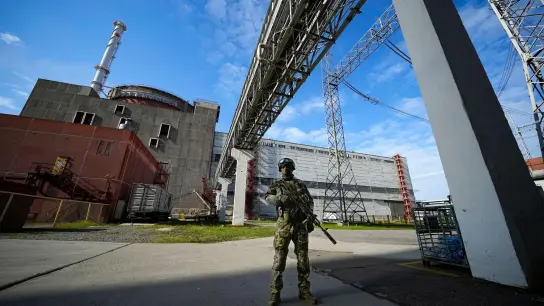 Ein russischer Soldat bewacht einen Bereich des Kernkraftwerks Saporischschja. Das Foto wurde während einer vom russischen Verteidigungsministerium organisierten Reise aufgenommenen. (Foto: -/AP/dpa)