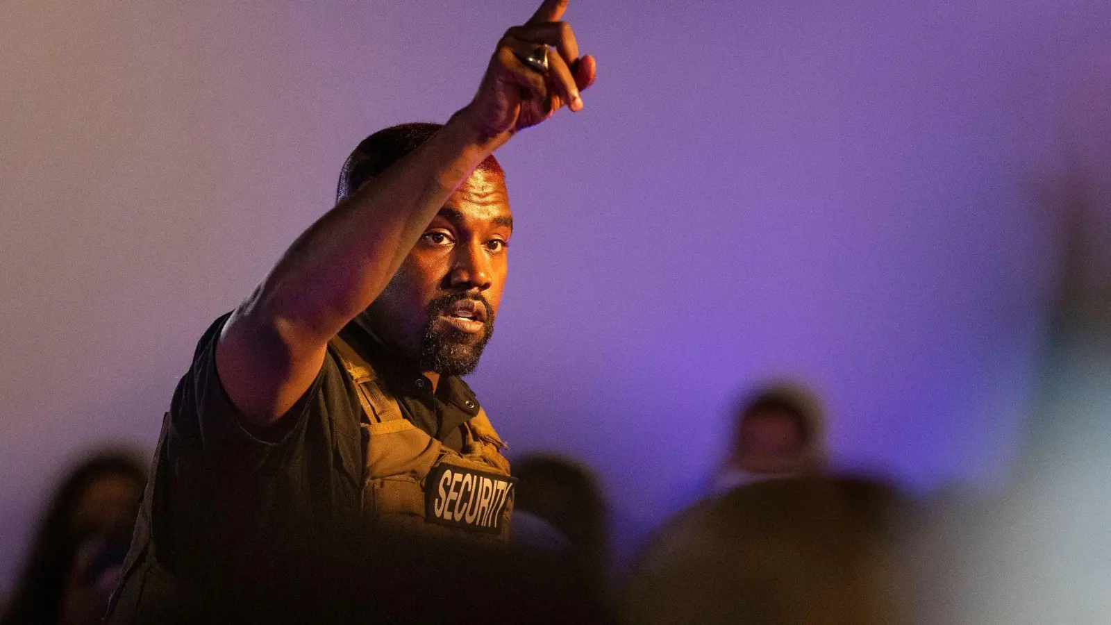 US-Rapper Kanye West sorgte bei der Pariser Fashion-Week für Kopfschütteln. (Foto: Lauren Petracca Ipetracca/The Post And Courier via AP /dpa)