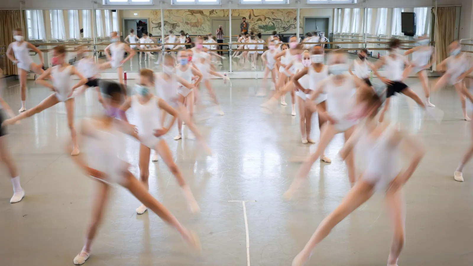 „Wir haben uns überlegt: Was können wir tun, um zu helfen“, heißt es von der Ballettschule. (Foto: Christian Charisius/dpa)
