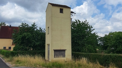 Der bestehende Trafoturm soll abgebaut werden. Die benötigte Trafostation soll zukünftig in die Ortsmitte von Untergailnau verlegt werden. Hier müsste das bisherige Waaghaus abgerissen werden. (Foto: Gemeinde Wettringen)