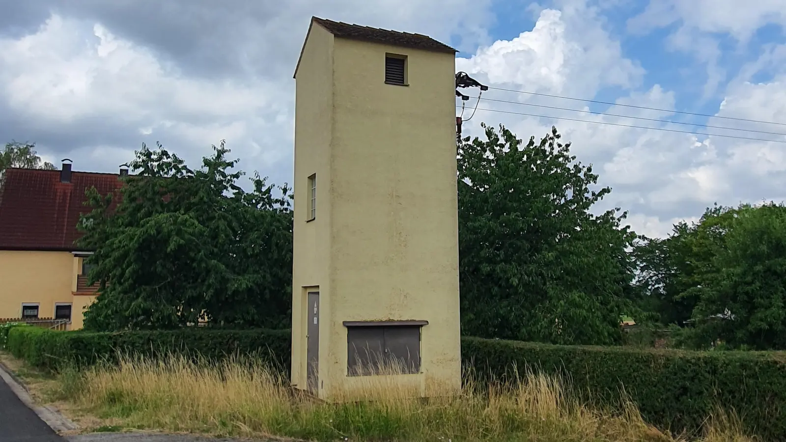 Der bestehende Trafoturm soll abgebaut werden. Die benötigte Trafostation soll zukünftig in die Ortsmitte von Untergailnau verlegt werden. Hier müsste das bisherige Waaghaus abgerissen werden. (Foto: Gemeinde Wettringen)