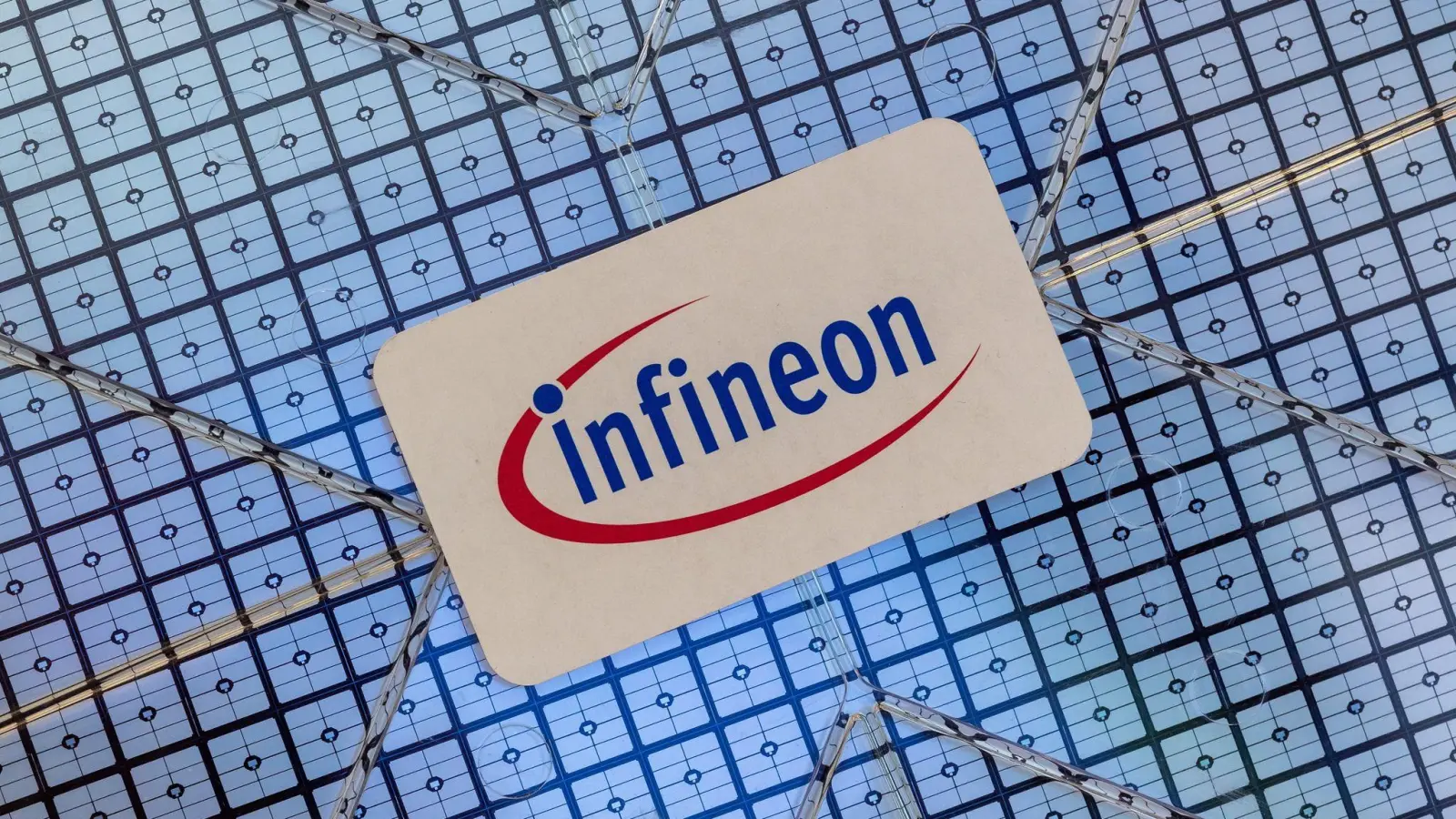 Das Logo des Halbleiterkonzerns Infineon. (Foto: Peter Kneffel/dpa/Archivbild)