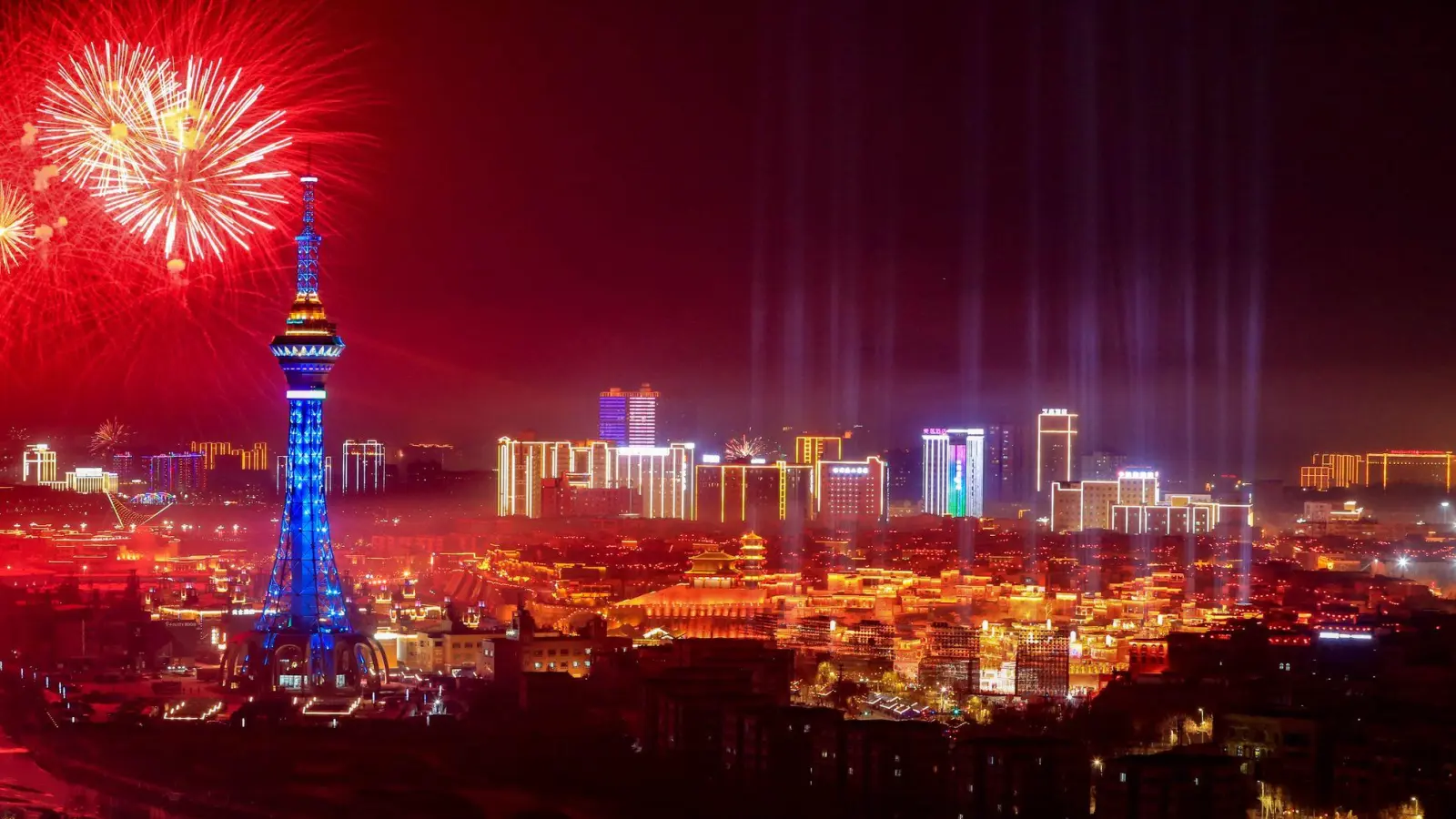 Ein Feuerwerk explodiert am Nachthimmel von Kashgar im nordwestchinesischen Autonomen Gebiet Xinjiang Uygur. (Foto: Cai Zengle/XinHua/dpa)