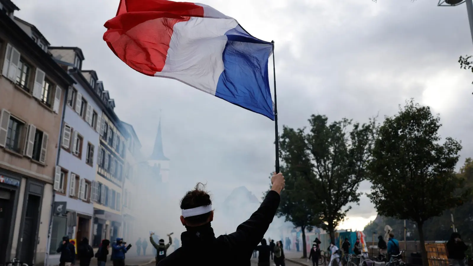 Seit Wochen gehen die Menschen in Frankreich für bessere Bildung und gegen die hohen Lebenshaltungskosten auf die Straße. (Foto: Jean-Francois Badias/AP/dpa)