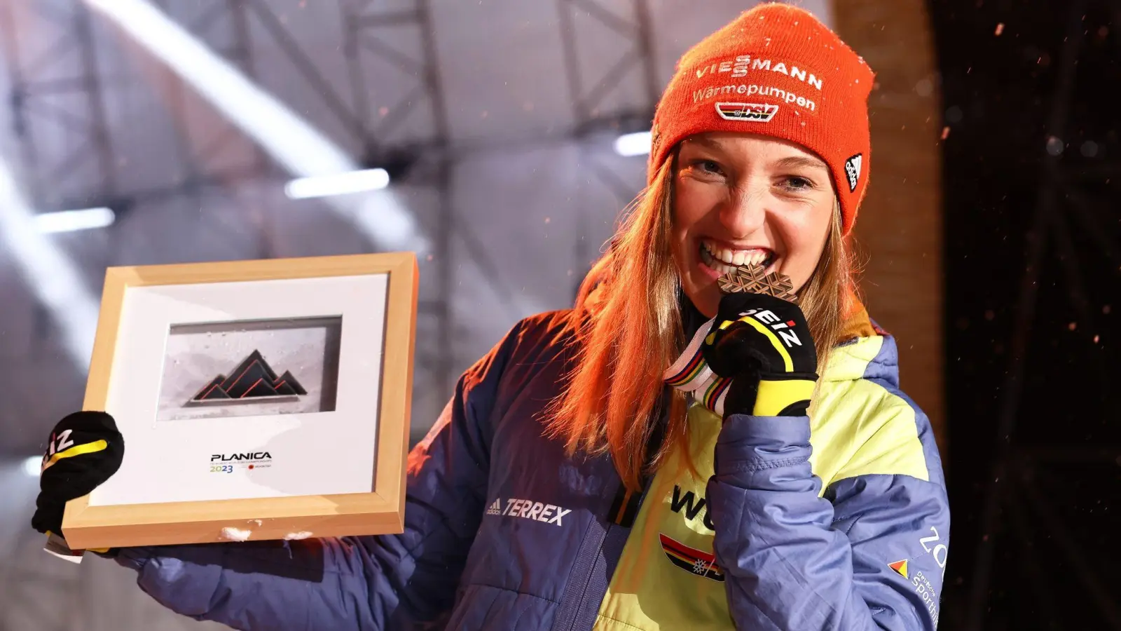 Katharina Althaus freut sich über ihre Bronzemedaille. (Foto: Daniel Karmann/dpa)