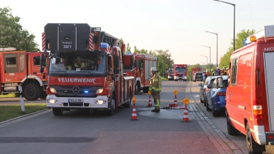 Viele Fahrzeuge galt es im Industriegebiet im Ansbacher Ortsteil Brodswinden zu bewegen. Schließlich mussten die Einsatzkräfte in dem Übungsszenario einen vermeintlichen Brand löschen. (Foto: Oliver Herbst)