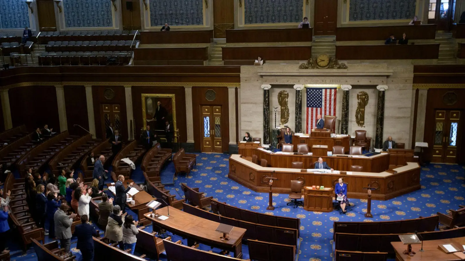 Der Demokrat Hakeem Jeffries redet bereits seit Stunden im Repräsentantenhaus - stellt er einen neue Rekord auf? (Foto: Rod Lamkey/AP/dpa)