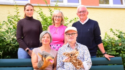 Freuen sich über ein erfolgreich auslaufendes Projekt: Lehrerin Kristina Sporrer, Evi Schöllmann, Rektorin Karin Promm, Sven Schöllmann und Alexander Steinhart von der Techniker Krankenkasse (von links). (Foto: Irmeli Pohl)