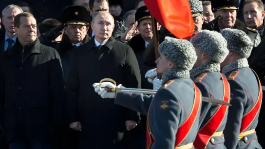 Der ehemalige Kremlchef Dmitri Medwedew (l) - hier 2018 neben dem russischen Präsident Wladimir Putin - ist offen für den Einsatz von Atomwaffen. (Foto: Alexander Zemlianichenko/AP/dpa)