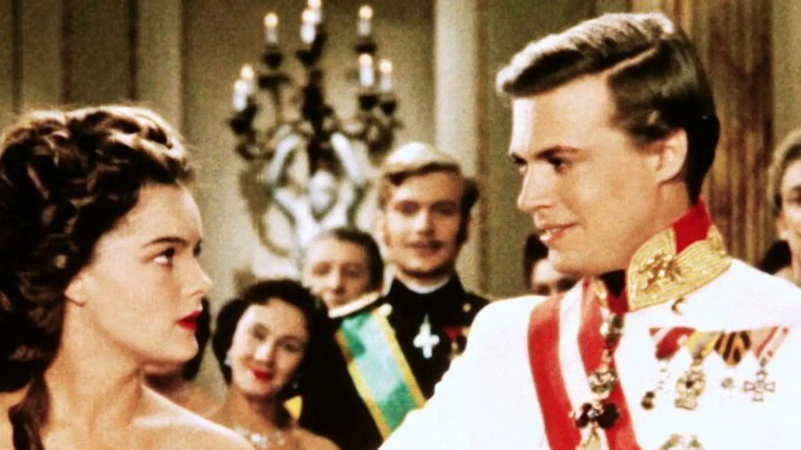 Der österreichische Kaiser Franz Joseph (Karlheinz Böhm) bittet Sissi (Romy Schneider) um ihre Hand - Szene aus dem Film „Sissi“. Der österreichische Film aus dem Jahr 1955 wird am heutigen Heiligabend und am ersten Weihnachtsfeiertag bei RTL ausgestrahlt. (Foto: -/RTL+/dpa)