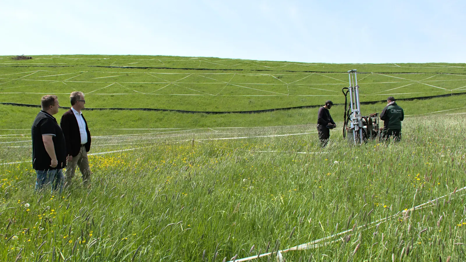 Bevor auf dem Areal der früheren Deponie die geplante Freiflächen-Photovoltaikanlage installiert wird, wurde kürzlich eine Rammsondierung zur Analyse der Bodendichte vorgenommen. Mit dabei waren Alexander Strauß von den Stadtwerken Feuchtwangen und Bürgermeister Patrick Ruh (von links). (Foto: Rebecca Weber)
