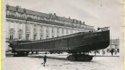 Das über 30 Meter lange Schiff namens „Bamberg“ machte im April 1950 oder auch einige Wochen oder Monate später einen Abstecher auf den Ansbacher Schlossplatz. (Repro: Martin Schuster)