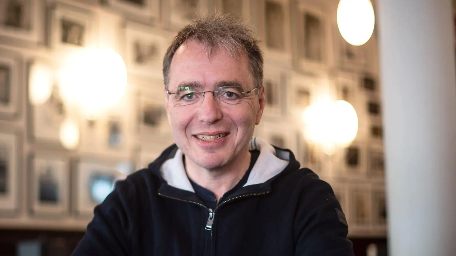 David Safier ist unter anderem für die „Miss Merkel“-Krimis bekannt. (Archivbild) (Foto: Sina Schuldt/dpa)