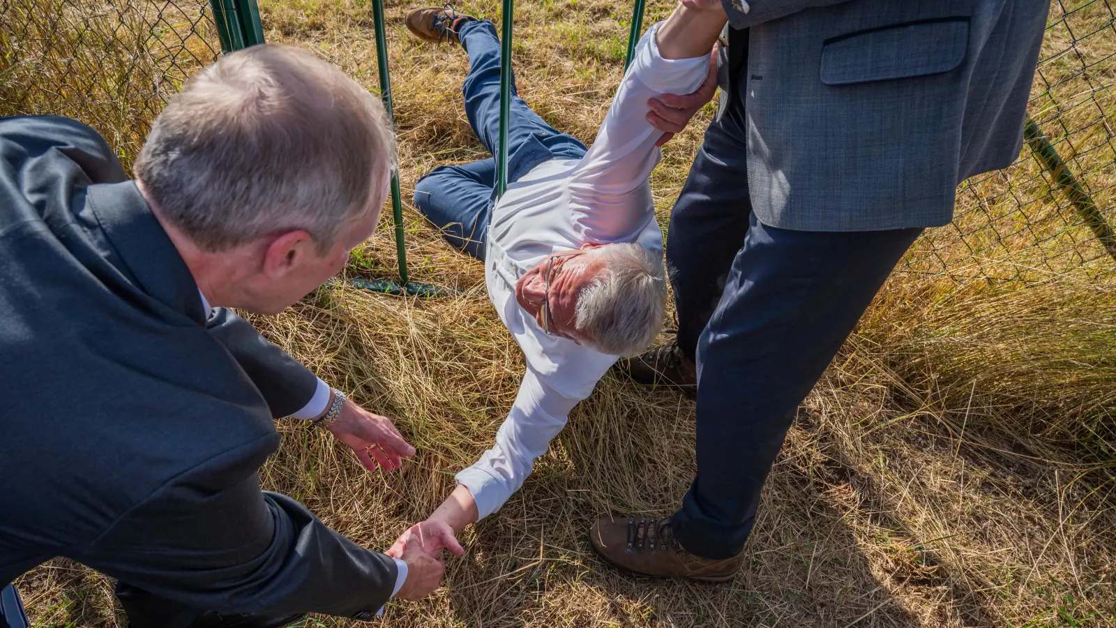 Flachslandens Bürgermeister Hans Henninger testete den neuen Wilddurchschlupf gleich selbst. (Foto: René Chlopotowski)