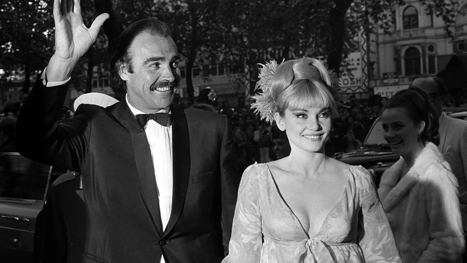 James-Bond-Star Sean Connery mit seiner damaligen Frau Diane Cilento bei der Ankunft zur Weltpremiere seines Films „Man lebt nur zweimal“ in London. (Foto: Pa/PA Wire/dpa)