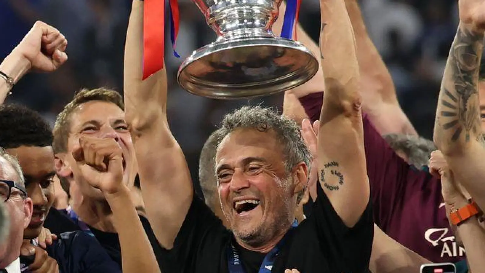 Luis Enrique feiert mit seinem Team den Sieg in der Champions League (Foto: Christian Charisius/dpa)