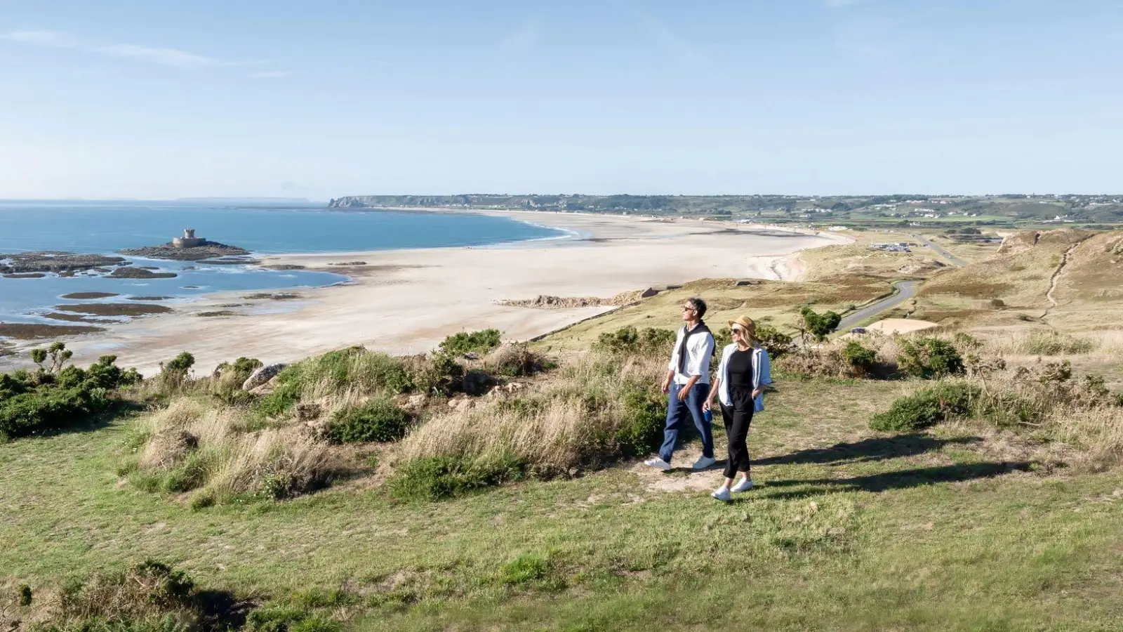 Auf 77 Kilometern führt der „Jersey Tidal Trail“ vorbei an imposanten Steilklippen und weitläufigen Buchten. (Foto: Studio M/Visit Jersey/dpa-tmn)