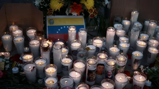 Kerzen stehen auf einem Altar während einer Mahnwache für die Opfer des Brandes. (Foto: Christian Chavez/AP)