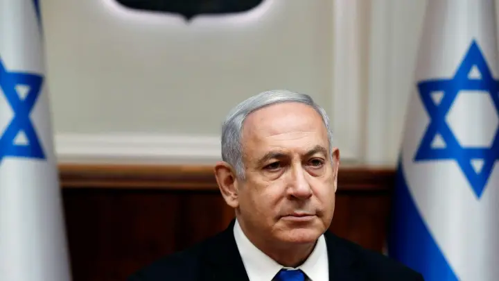 Wird die umstrittene Justizreform angesichts der beispiellosen Spaltung des Landes ausgesetzt? Ministerpräsident Benjamin Netanjahu erwägt das offenbar. (Foto: Ronen Zvulun/Reuters Pool/AP/dpa)