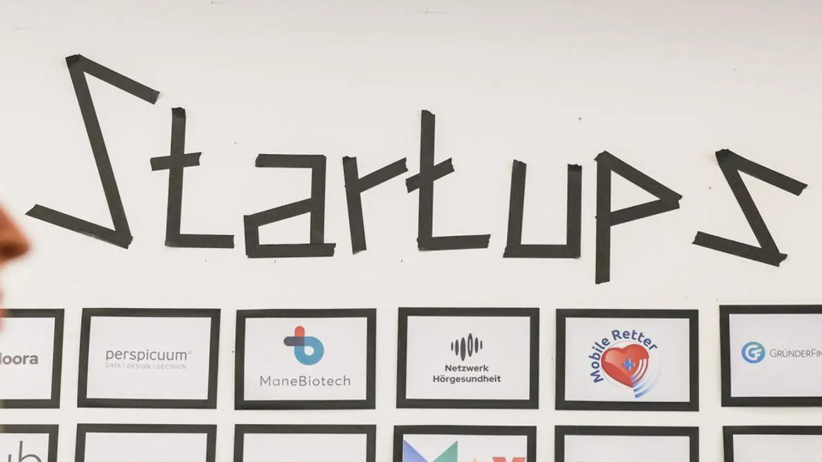 Angehende und tatsächliche Unternehmensgründer im Gespräch bei einer Veranstaltung“. (Foto: Oliver Berg/dpa)