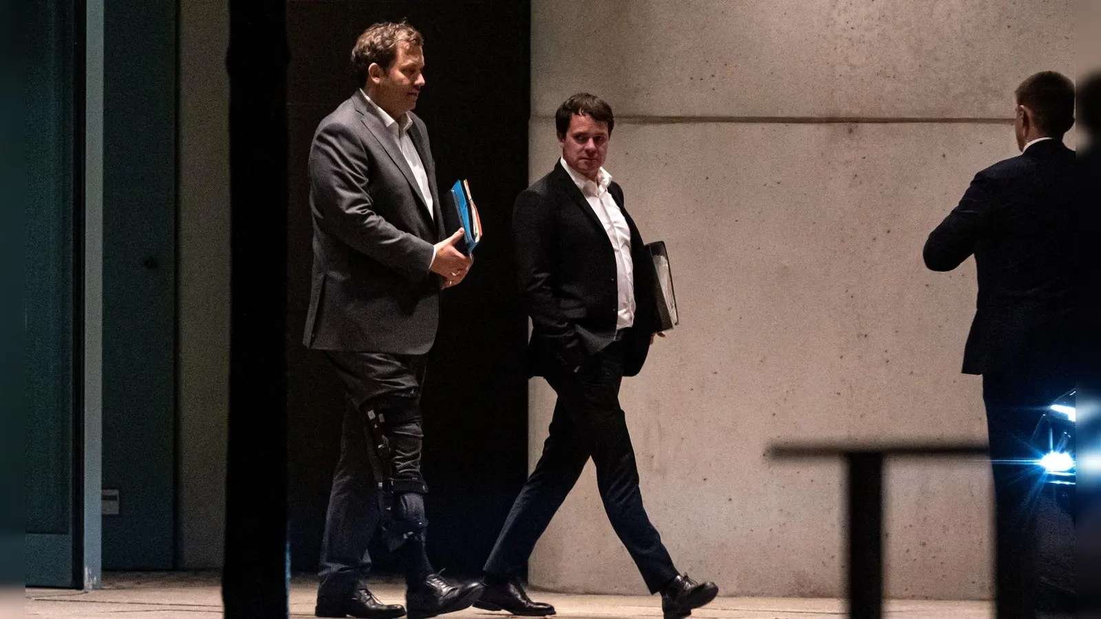 SPD-Chef Klingbeil verließ das Kanzleramt um 22.09 Uhr. (Foto: Fabian Sommer/dpa)