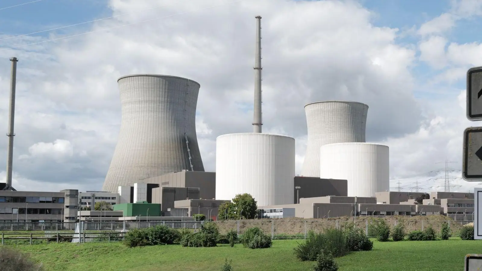 Die beiden Kühltürme des früheren Kernkraftwerks in Gundremmingen sollen am Samstag zur Mittagsstunde gesprengt werden. (Archivbild) (Foto: Ulf Vogler/dpa)