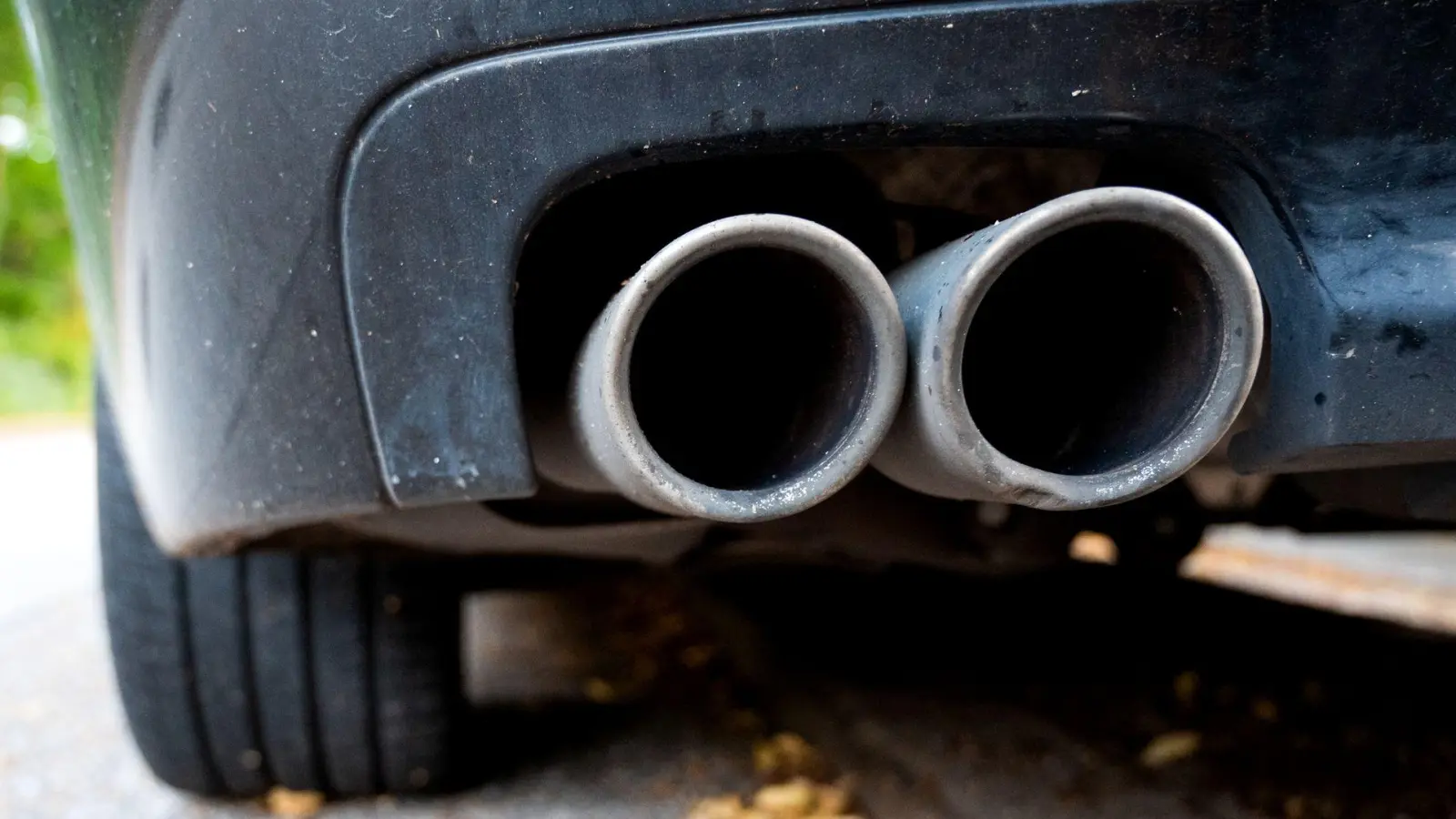 Nach einer Serienattacke auf Auspuffrohre von Fahrzeugen hat die Staatsanwaltschaft neue Erkenntnisse. (Symbolfoto) (Foto: Daniel Bockwoldt/dpa)