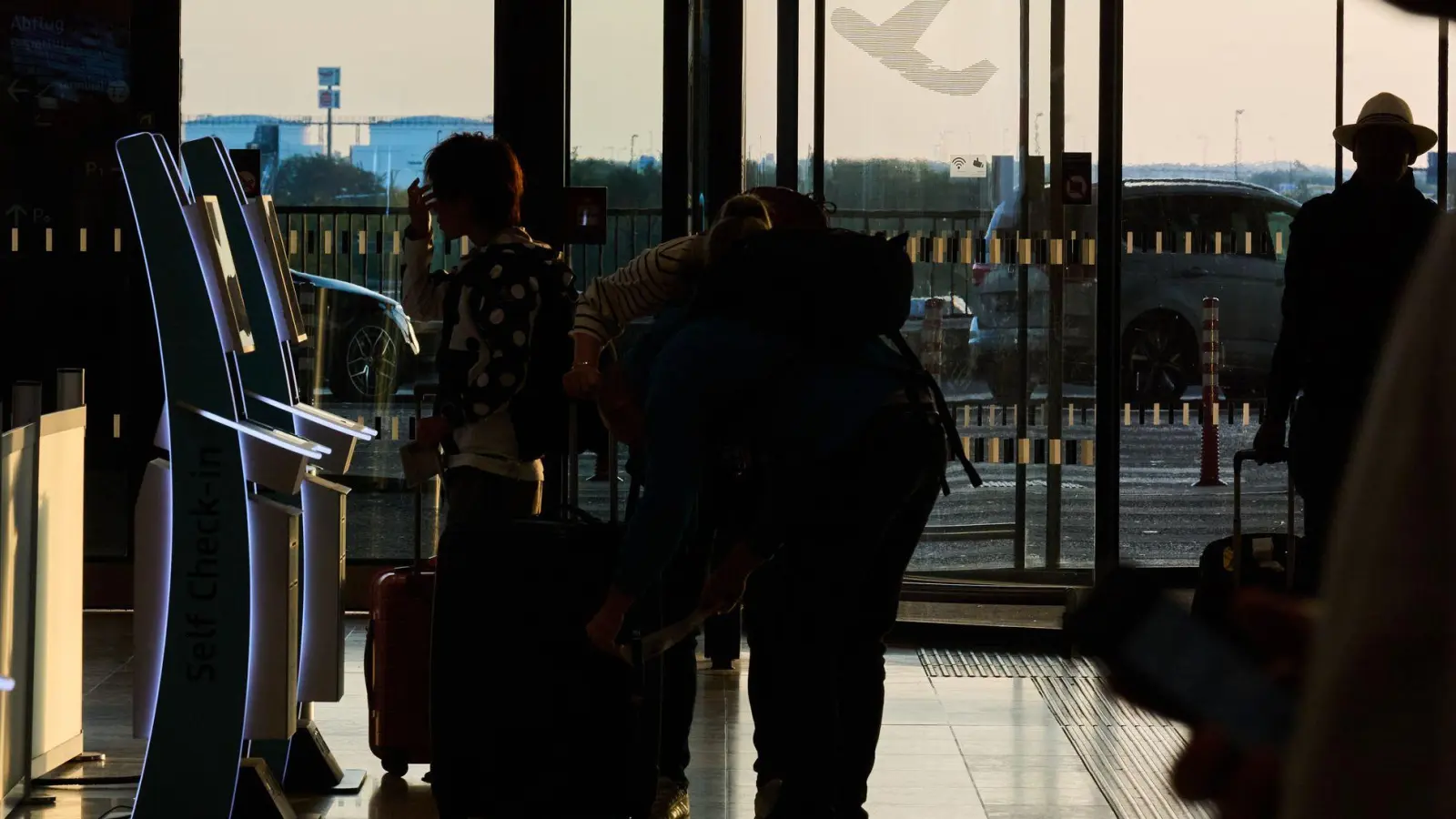 Fluggästen wird empfohlen, online einzuchecken (Archivbild). (Foto: Annette Riedl/dpa)