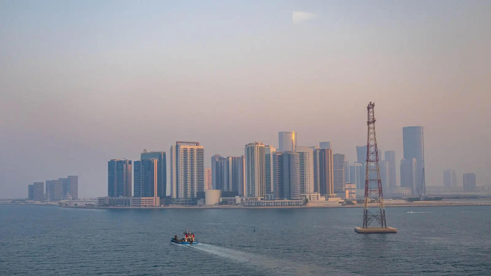 Sicherheitslage bleibt angespannt: Das Auswärtige Amt rät derzeit von nicht notwendigen Reisen in Länder wie die Vereinigten Arabischen Emirate oder Saudi-Arabien ab. (Foto: Sina Schuldt/dpa/dpa-tmn)