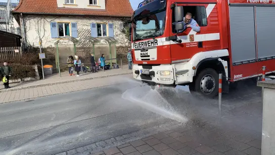 Die Feuerwehr Heilsbronn reinigte mit einer speziellen Düse am Lkw die Straßen von dem frischen Beton. (Foto: Polizeiinspektion Heilsbronn)