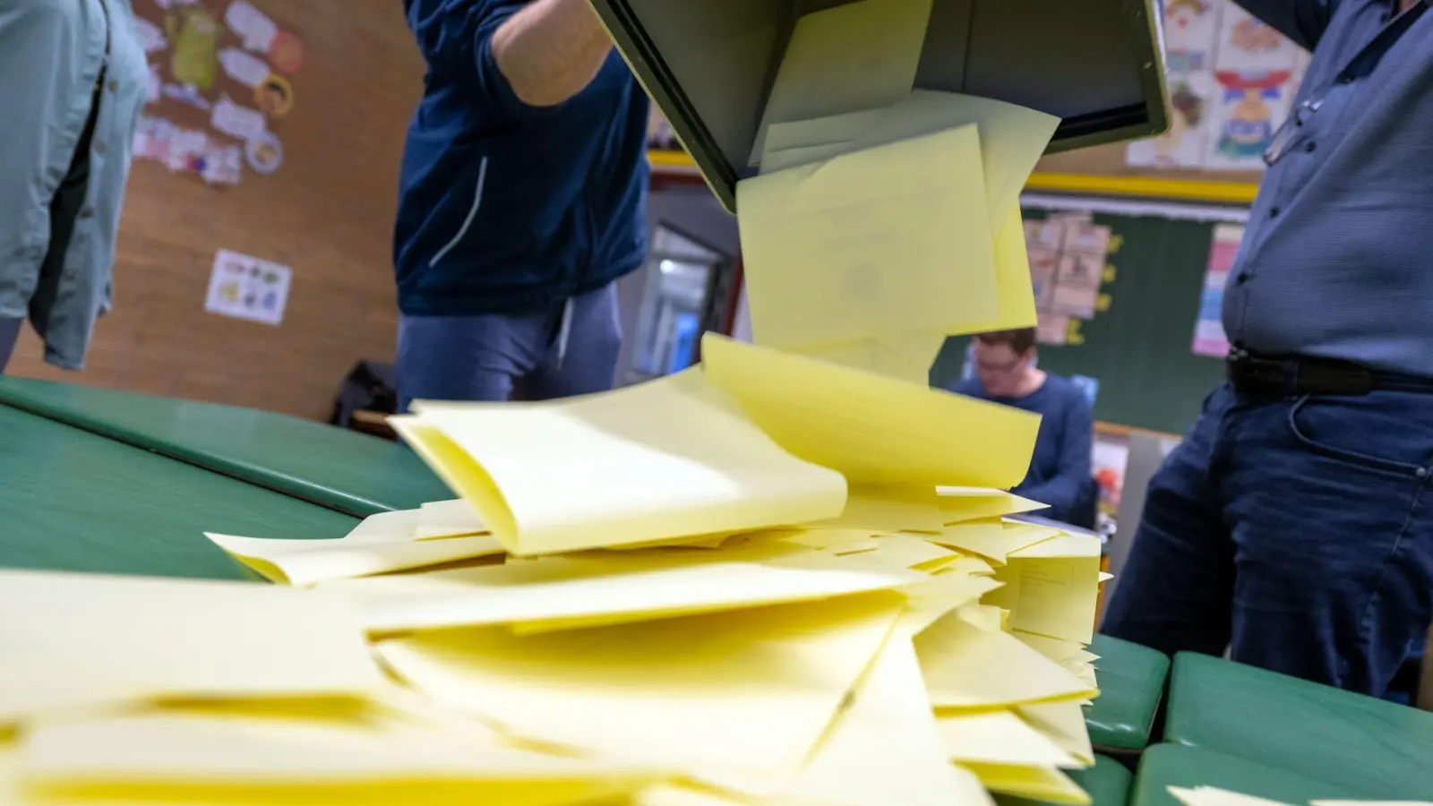 Beim Pilotversuch kamen Wahlhelferinnen und Wahlhelfer laut Behörde schneller voran. (Symbolbild) (Foto: Pia Bayer/dpa)