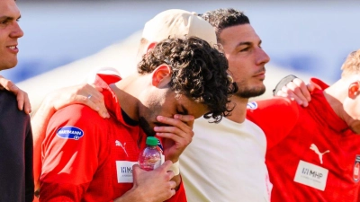 Emotionale Szene: Eren Dinkci wurde mit Sprechchören gefeiert. (Foto: Tom Weller/dpa)