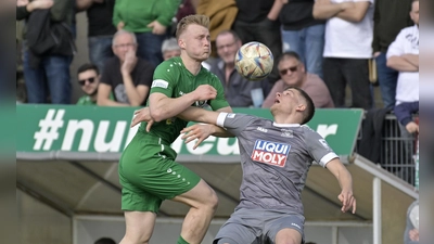 Niklas Seefried (links, hier im Punktspiel gegen den Eichstätter Sebastian Graßl) war im Testspiel gegen den SC 04 Schwabach der auffälligste Ansbacher – nicht nur seiner zwei Treffer wegen. (Foto: Martin Rügner)