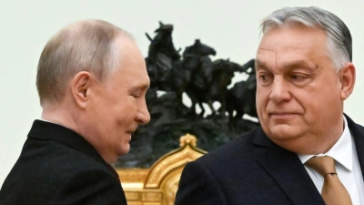 Kremlchef Wladimir Putin lässt auf Bitte des ungarischen Ministerpräsidenten Viktor Orban zwei Kriegsgefangene frei. (Archivbild) (Foto: Alexander Nemenov/Pool AFP via AP/dpa)