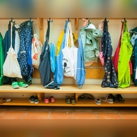 Wenn Eltern künftig bis zu 100 Euro mehr pro Monat für die Betreuung ihrer Kita-Kinder zahlen müssen – bleiben dann womöglich viele Garderobenhaken leer?  (Symbolbild: Evi Lemberger)