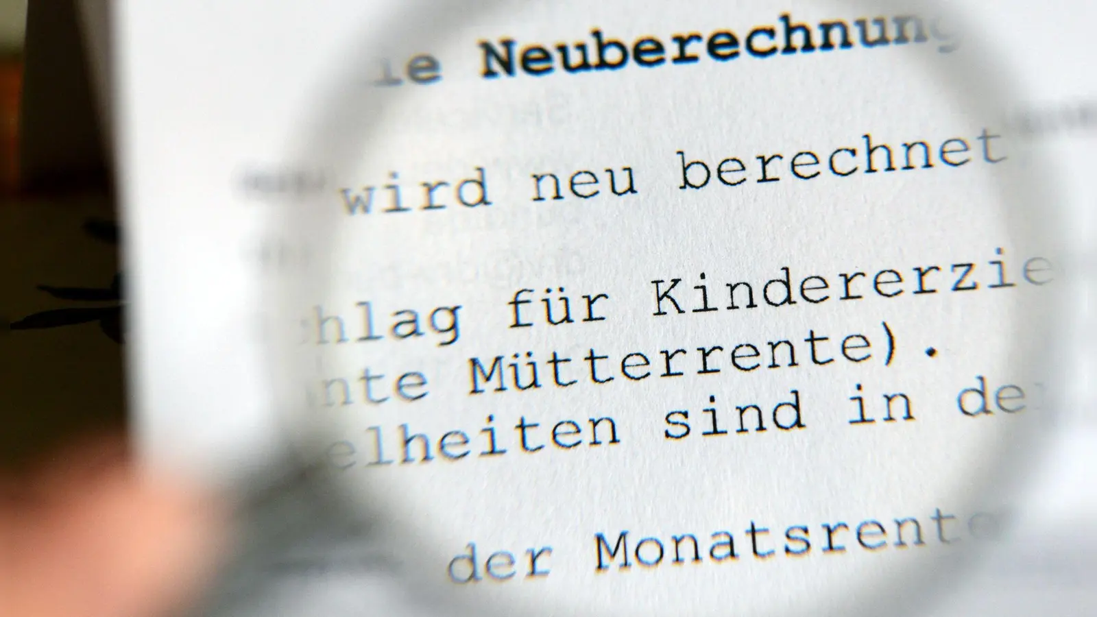 Bis die ausgeweitete Müterrente ausgezahlt wird, dauert es noch. (Foto: picture alliance / dpa)