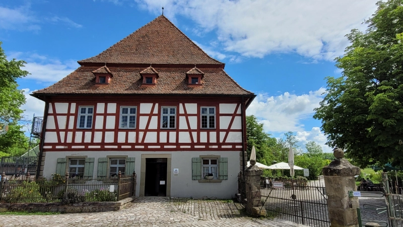 Das Gasthaus Zur Krone steht im Eingangsbereich des Freilandmuseums. Es ist eines von drei Gasthäusern auf dem Museumsgelände. Seitens des Bezirks gibt es Überlegungen, die Gastronomie neu aufzustellen. (Foto: Nina Daebel)