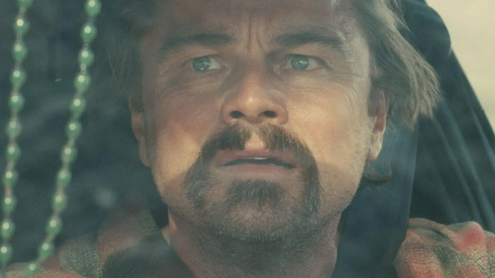 Leonardo diCaprio spielt in „One Battle After Another“ einen abgehalfterten Revolutionär. (Handout) (Foto: -/Photo Courtesy Warner Bros. /dpa)