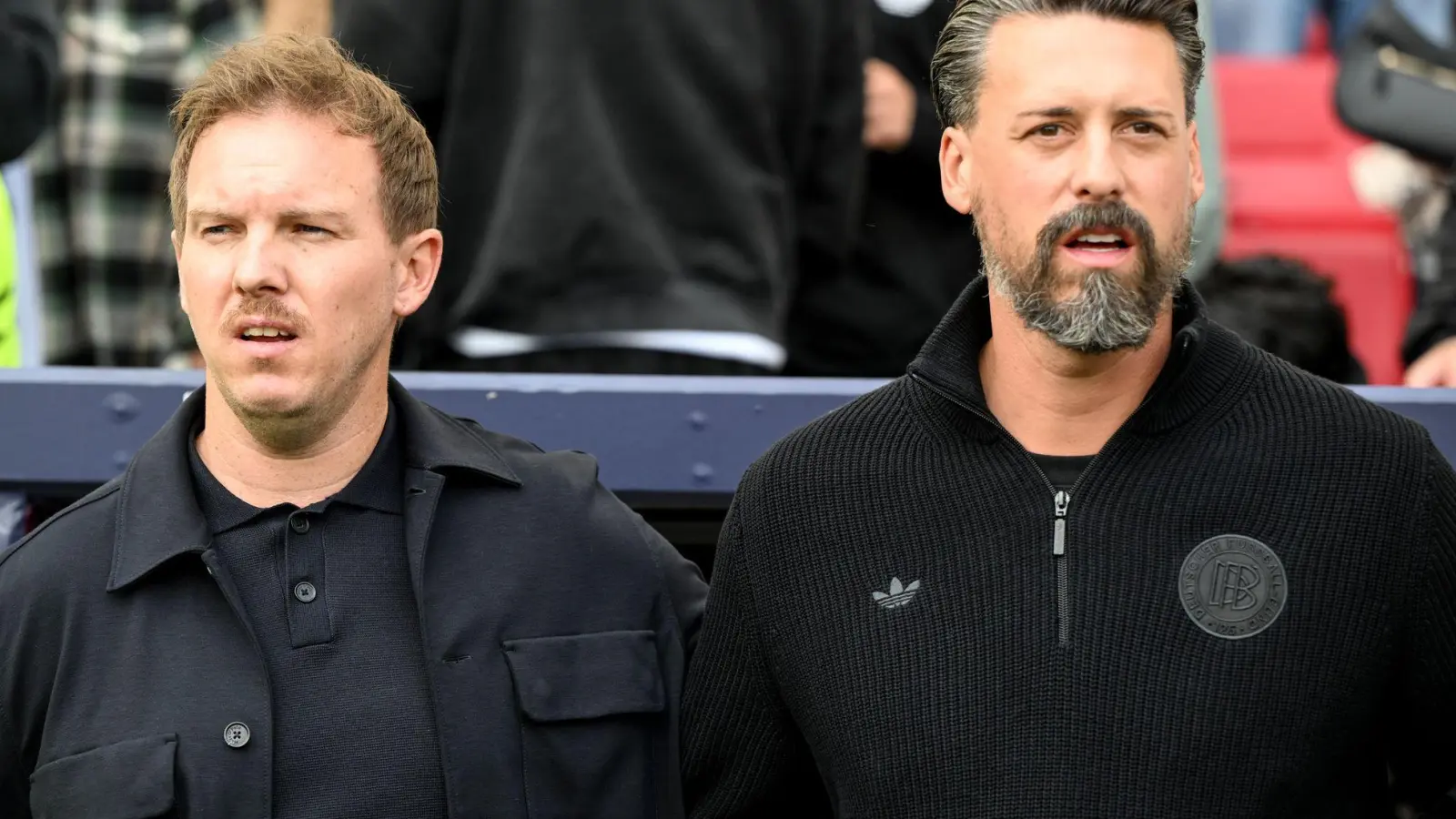 Vorm 0:2 gegen Frankreich singen Bundestrainer Julian Nagelsmann (l) und sein Assistent Sandro Wagner letztmals zusammen am Spielfeldrand die Nationalhymne. (Foto: Federico Gambarini/dpa)