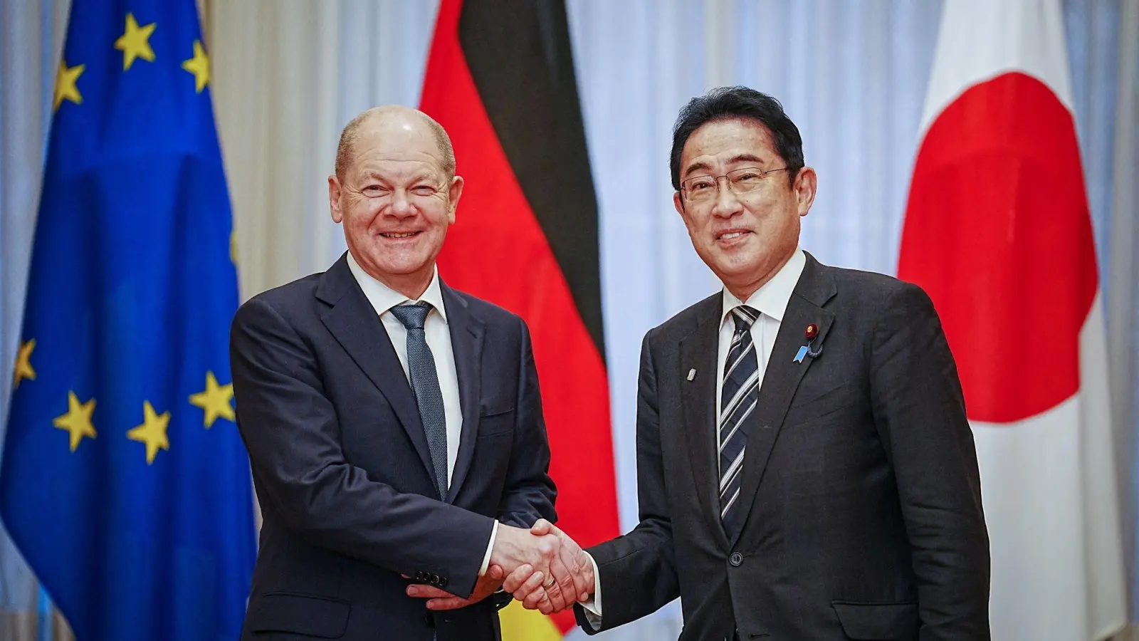 Bundeskanzler Olaf Scholz wird von Fumio Kishida, dem japanischen Ministerpräsidenten, empfangen. (Foto: Kay Nietfeld/dpa)