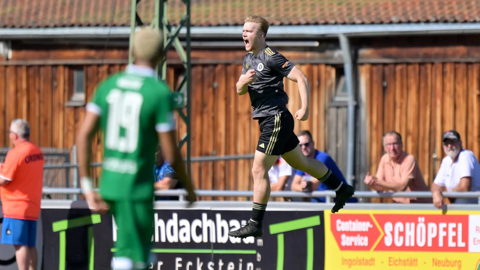 Im Torjubel abgehoben: Niklas Seefried erzielte das 1:0 für die SpVgg Ansbach. Am Ende gab es ein Unentschieden. (Foto: Johannes Traub /JT-Presse.de)