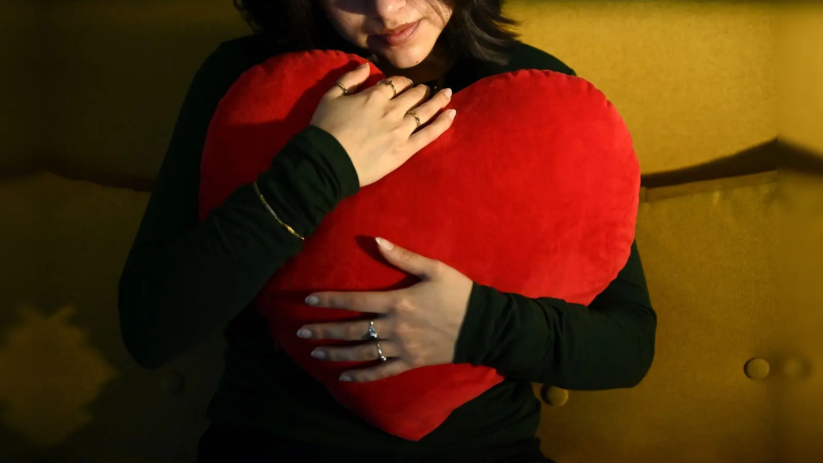 Lass dich drücken: Das rote Herz ist das Symbol der Liebe. (Archivbild) (Foto: Elisa Schu/dpa)
