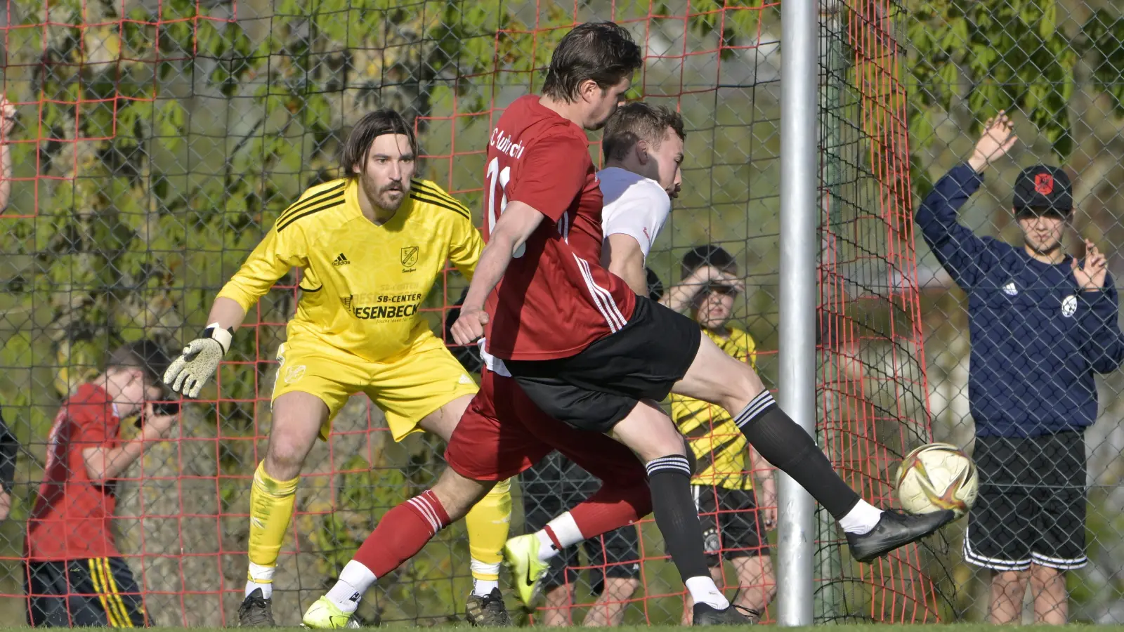 TSC-Torhüter Simon Einzinger (in Gelb, hier in der Vorsaison beim Spiel gegen den SC Aufkirchen) zeigte gegen den SC 04 Schwabach eine starke Leistung. (Foto: Martin Rügner)