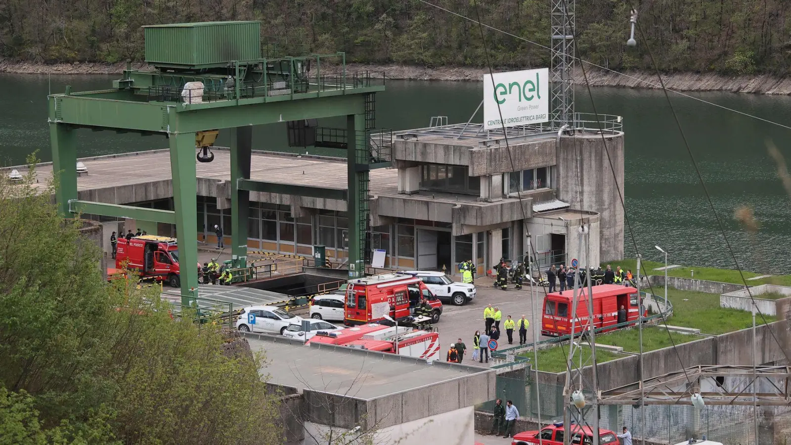 Die Feuerwehr sichert am 9. April den Ort der Explosion an einem Wasserkraftwerk am Stausee von Suviana ab. (Foto: Michele Nucci/LaPresse via ZUMA Press/dpa)