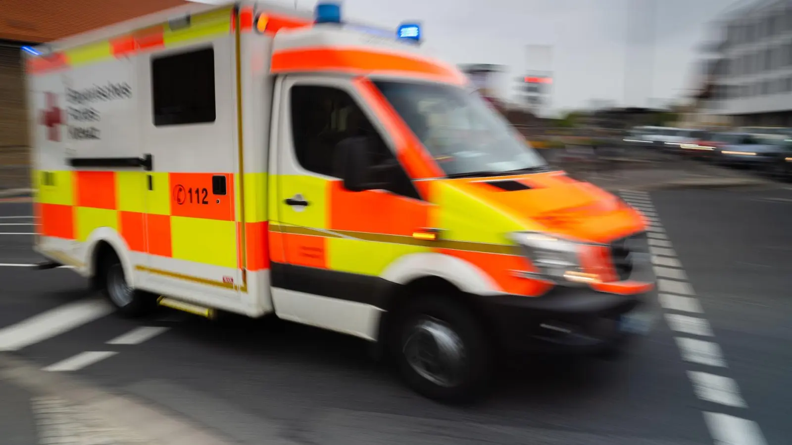 Sanitäter bringen den 20 Jahre alten Fußgänger in ein Krankenhaus. (Symbolbild) (Foto: Nicolas Armer/dpa)