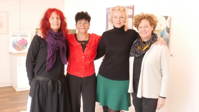 Die Künstlerinnen Tina Bönsch, Birgit Huber, Monika Schweizer und Martina Simon (von links) der Gruppe Art+Farbe stellen neben vier weiteren Mitgliedern aktuell ihre Werke im Alten Bauhof aus. (Foto: Lisa-Maria Liebing)